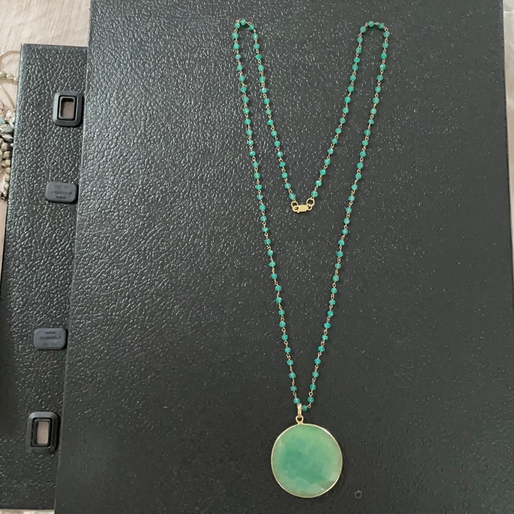 Extra long green stone chain w pendant